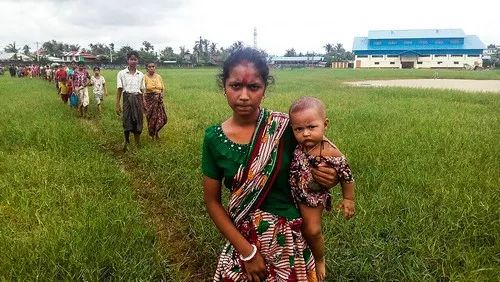 ▲资料图片：8月26日，缅甸若开邦的村民为躲避危险逃离家园。（法新社）