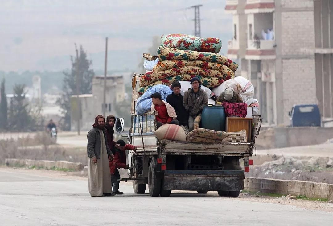 △2017年12月29日，叙利亚伊德利卜省，流离失所的当地居民乘坐交通工具逃离冲突地区。（图/视觉中国）