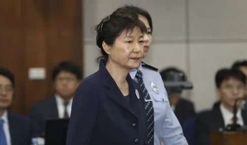 ▲资料图片：5月23日，朴槿惠首次在韩国首尔中央地方法院出庭受审。（新华社）