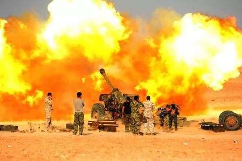 ▲资料图片：11月10日，叙利亚政府军在代尔祖尔省东南部的阿布卡迈勒市近郊向“伊斯兰国”组织发动军事打击。