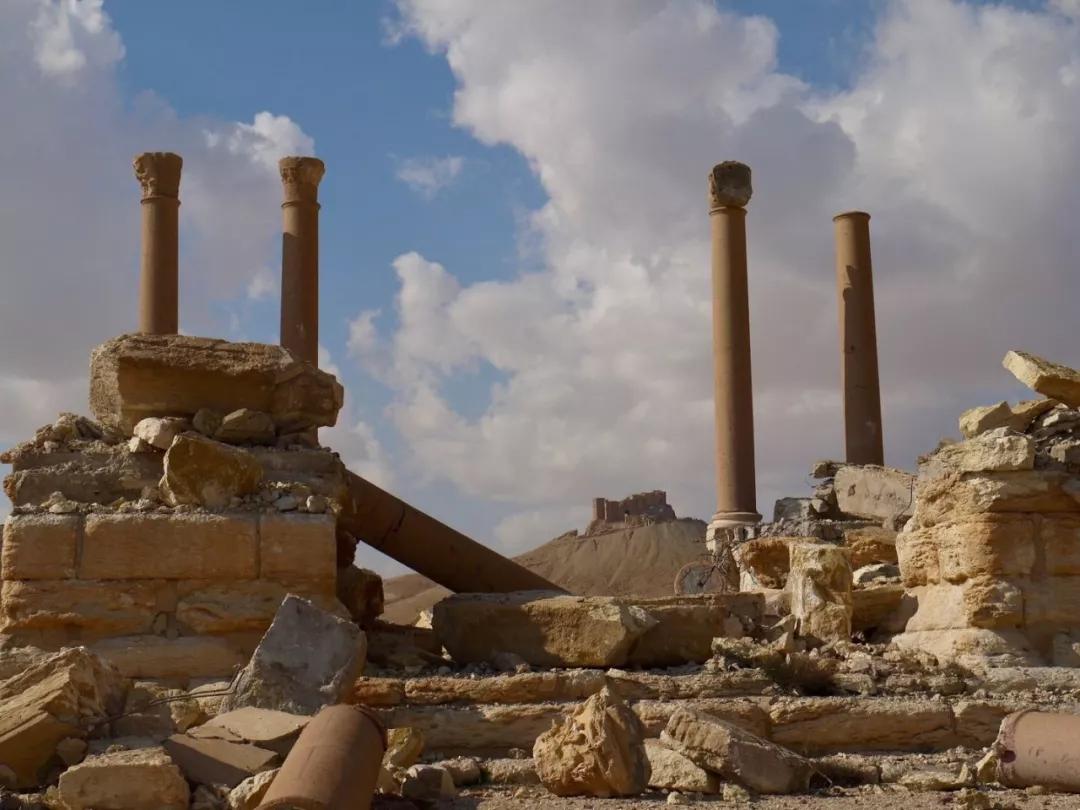 △2017年3月的巴尔米拉（Palmyra）。巴尔米拉是叙利亚沙漠上的一片绿洲，位于大马士革的东北方，是古代最重要的文化中心之一，保存大都市的许多纪念性建筑。