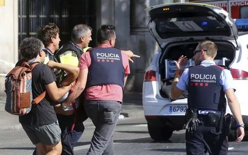 ▲资料图片：8月17日，西班牙巴塞罗那恐袭现场人们在转移伤者。（美联社）