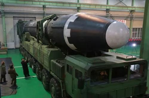 ▲资料图片：朝鲜11月29日宣布，当天成功试射了新开发的“火星-15”型洲际弹道导弹。图为朝最高领导人金正恩（左三）在指导试射活动。（朝中社）