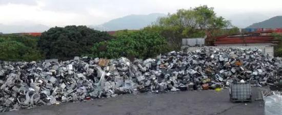 ▲堆放在香港新界的电子垃圾