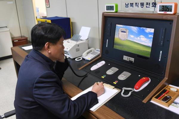 1月3日，在朝鲜半岛中部的板门店，一名韩国官员通过板门店联络热线与朝方通话。新华社 图