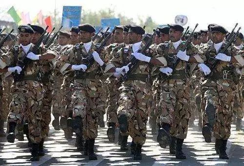 ▲伊朗革命卫队正在举行阅兵式。