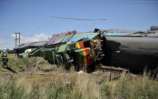 南非克罗内斯坦德附近的事故现场，救援人员正在查看被撞毁的车厢。