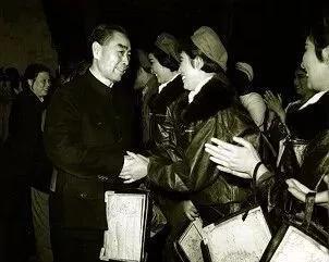 △ 1965年周总理上台与演员握手祝贺演出成功