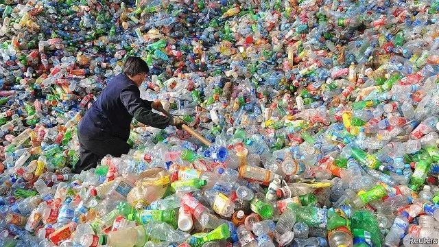 ▲从今年1月1日起，中国禁止进口家用塑料在内的24类垃圾。（路透社）