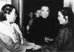△1957年9月，周总理、邓大姐看完《骆驼祥子》演出后，到后台向舒绣文表示祝贺