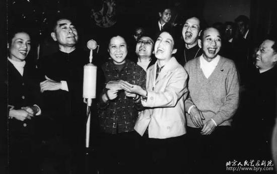 △ 1962年春节，周恩来出席北京人艺茶话会