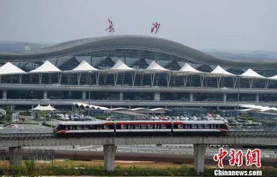 一辆磁悬浮列车从长沙黄花国际机场前经过 杨华峰 摄
