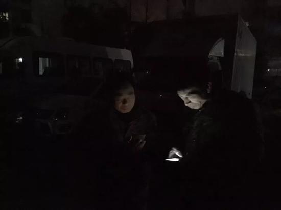 1月9日，葛远征和许海庭在小区楼下“蹭网”。新京报记者罗芊 摄