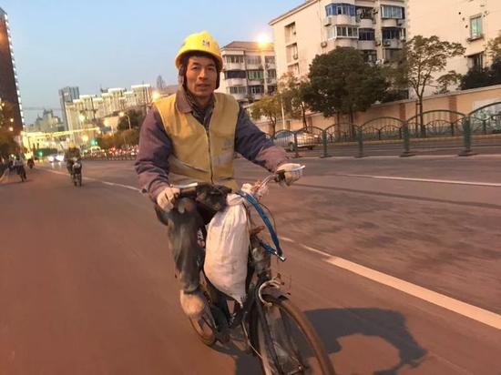 葛远征骑着二手自行车回板房。新京报记者罗芊 摄