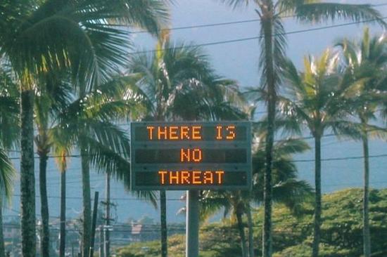 13日，在传出导弹来袭的假警报后，夏威夷瓦胡岛一块电子屏幕上打出“没有威胁”的字样。（路透社）