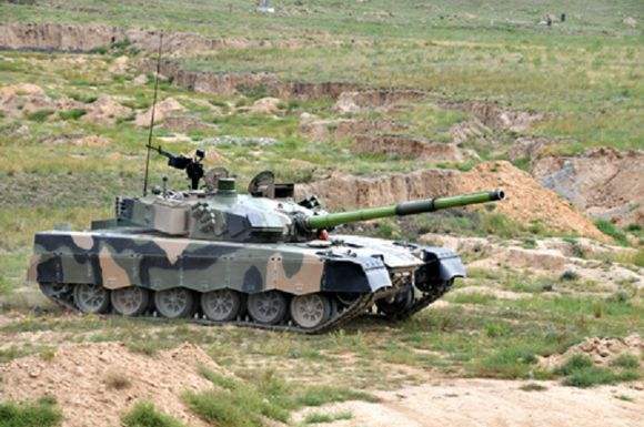 图为中国向孟加拉国出口的MBT-2000主战坦克