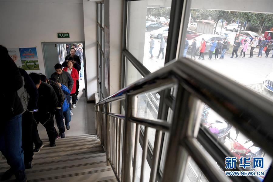 一大早，合肥一社区卫生服务中心排起了等候挂号的长队（11月4日摄）。新华社记者 刘军喜 摄