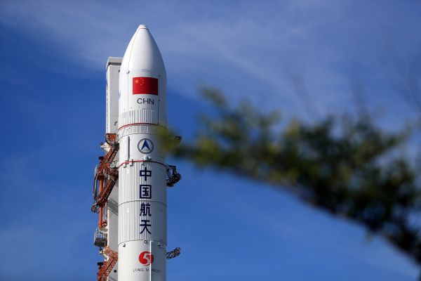 资料图片：在海南文昌航天发射场拍摄的长征五号遥二火箭。新华社发