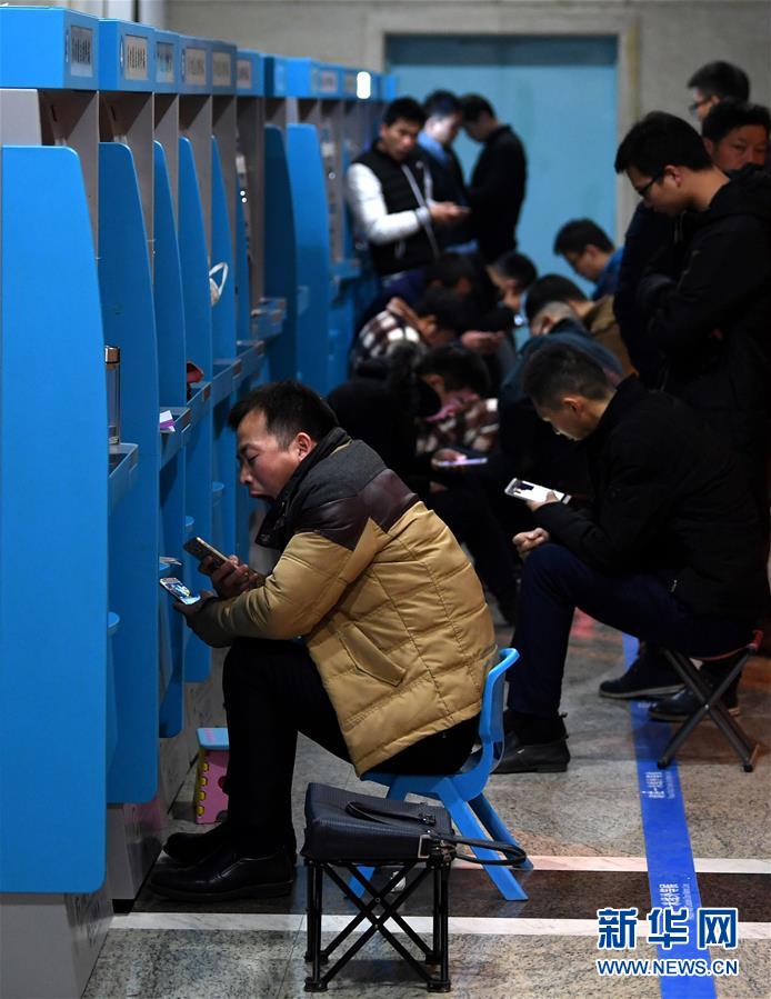 12月4日凌晨，在合肥一家医院的自助挂号机前，已有不少市民在等候挂妇产科号。新华社记者 刘军喜 摄