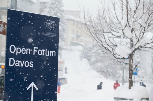 资料图片：这是在瑞士达沃斯拍摄的大雪中的世界经济论坛2018年年会的指示牌（1月22日摄）。新华社记者 徐金泉 摄