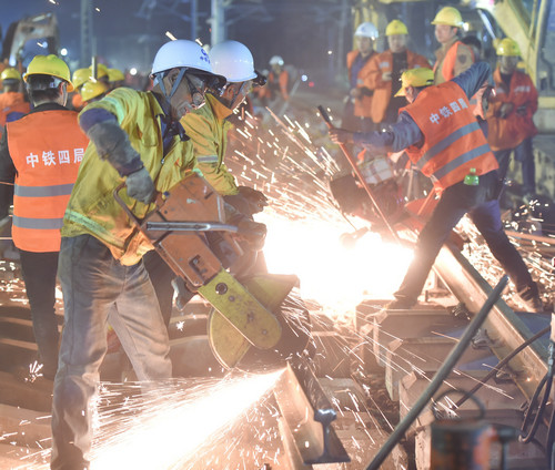 资料图片：1月19日，施工人员在福建省龙岩市南龙铁路站改拨接现场作业。新华社记者 宋为伟 摄