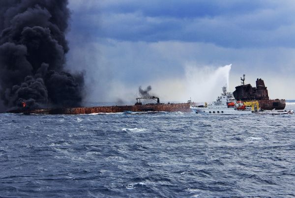 1月12日，上海海事局的救援船只在向“桑吉”轮喷射泡沫降温灭火。