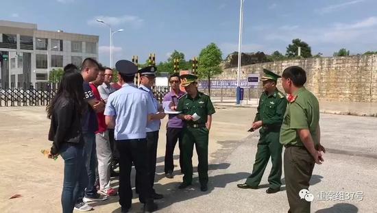 ▲昆明铁警向越方移交被解救的“越南新娘”。 警方供图