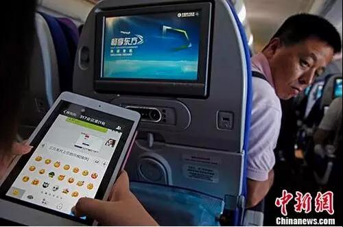 乘客在飞机上使用微信。图片来源 <a target='_blank' href='http://www.chinanews.com/' _fcksavedurl='http://www.chinanews.com/' >中新网</a>