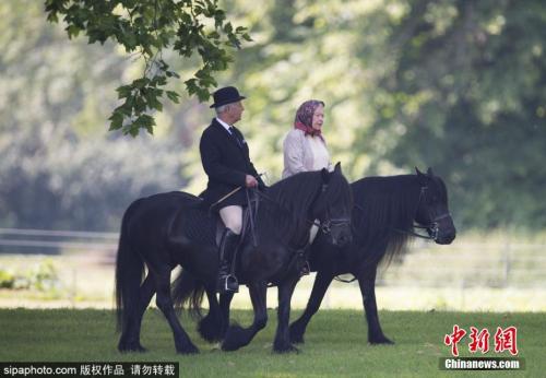 资料图：英国伊丽莎白女王与菲利普亲王在温莎城堡内骑马散步。图片来源：Sipachina 版权作品 请勿转载