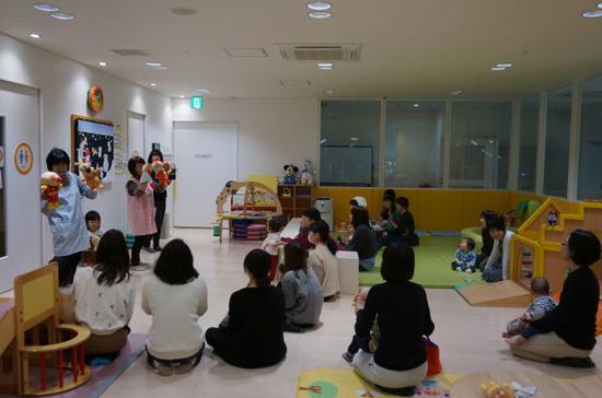 配图：富山儿童广场的育儿支援中心组织亲子游戏 （杨汀 摄）