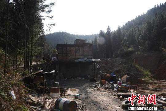近日，江西省大余县警方捣毁了隐蔽于麻风窝山场的一非法冶炼黑窝点。警方供图
