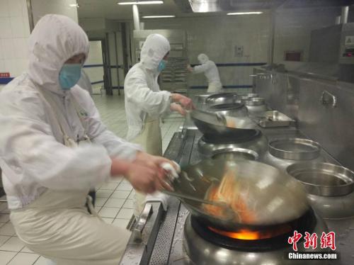  工作人员在制作干炒牛河。 中新网记者 李金磊 摄