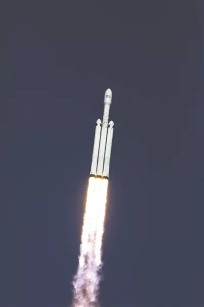 ▲北京时间2月7日，“猎鹰重型”运载火箭从美国佛罗里达州肯尼迪航天中心发射升空。