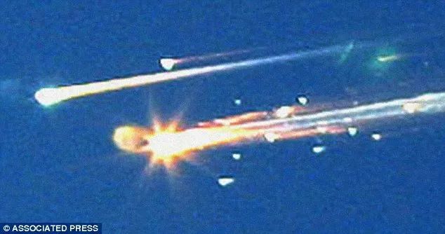 ▲2003年2月1日，美国哥伦比亚号航天飞机的碎片划过德克萨斯州的天空