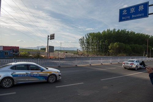 2016年4月16日，一辆无人驾驶汽车从107国道驶入北京。新华社记者 刘潺 摄