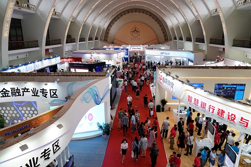 资料图片：2017年7月27日，参观者在第二十五届中国国际金融展上参观。新华社记者 李鑫 摄