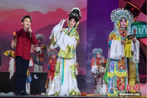 杨钰莹与加拿大华裔王鸿翔(左一)表演戏曲《再遇梨花颂》