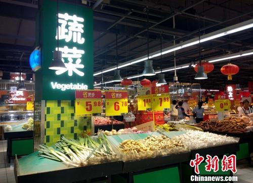 资料图：超市里的蔬菜区。中新网记者 李金磊 摄