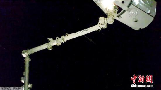资料图：2017年12月17日，“龙”飞船飞临国际空间站，成功被国际空间站机械臂捕获。此次补给任务为国际空间站提供了4800磅补给物资，其中包括约2900磅科学实验设备、太空行走设备、太空站硬件、电脑组件，以及1000磅的人员补给和给科学家们的圣诞礼物。