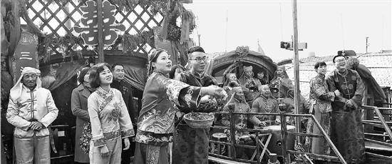 去年底，孙浩强和妻子陈慧芬举行属于他们自己的“第101次婚礼”。