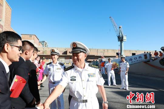 编队指挥员、政委与迎接代表握手。 刘鑫 摄