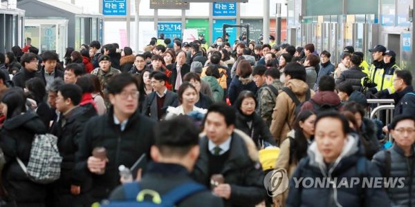 2月14日，首尔火车站人潮涌动。（韩联社）