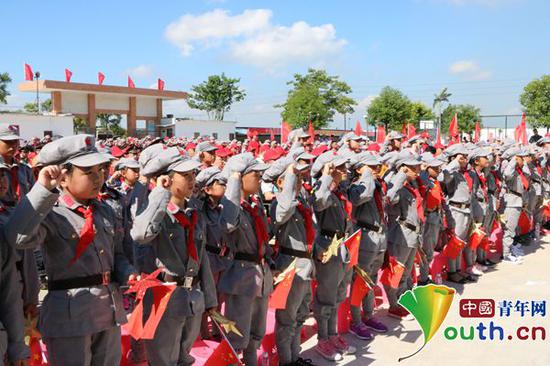 2017年7月27日，在中国工农红军揭阳潭王蓝康红军小学授旗授牌仪式中，学校全体少先队员向党和祖国进行宣誓。中国青年网记者 李川 摄