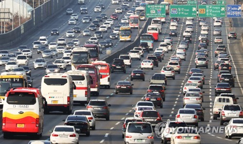 2月16日春节当天，韩国高速公路依然车多拥堵。（韩联社）