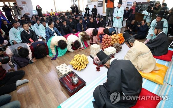 2月17日，在韩国江陵市城山面传统文化传承馆，当地居民向年长者拜年。（韩联社）