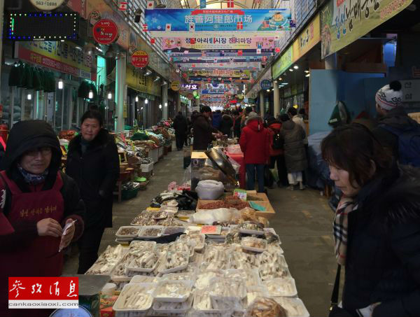 在韩国江原道旌善的阿里郎市场，人们在春节期间采购年货。