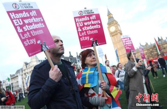 当地时间2017年3月13日，英国伦敦，民众在国会大厦前聚集示威。英国议会上院投票通过“脱欧”法案，这为英国正式启动“脱欧”扫清了法律障碍。