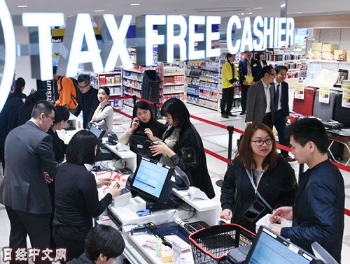 资料图片：在免税店购物的访日外国游客。（《日本经济新闻》网站）