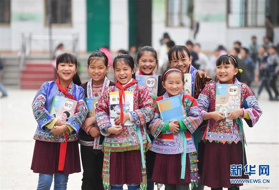 这是广西融水苗族自治县白云乡中心校红瑶女童班的各族女童（2017年11月29日摄）。新华社记者 黄孝邦 摄