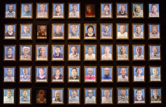 灯箱照片是截至去年9月30日登记在册的在世南京大屠杀幸存者